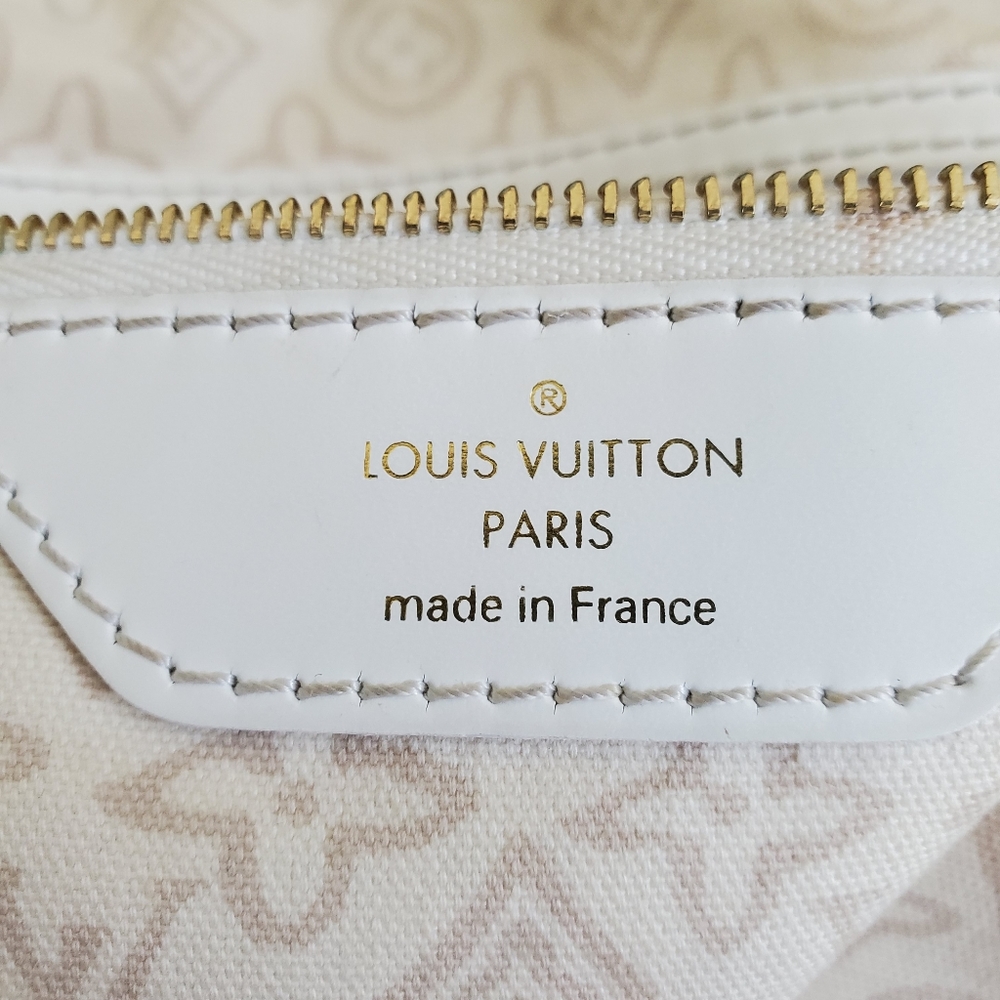 Louis Vuitton - Picture 3 of 10